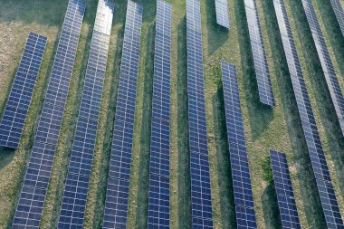 Güneş ışığını yakalayan güneş çiftliğinin hava görüntüsü