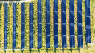 Birden fazla panel dizisi olan yeşil enerji güneş çiftliği.