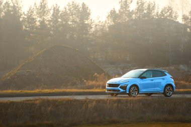 Manzaralı köy yolunda giden SUV.