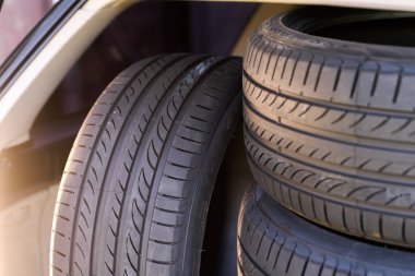 Yüksek performanslı tur lastikleri kullanıma hazır.