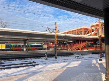 Karlı ve soğuk havada boş tren istasyonu