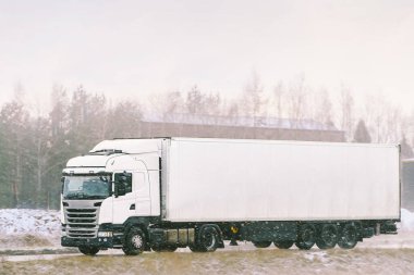 Kargo karavanı olan büyük bir nakliye kamyonu