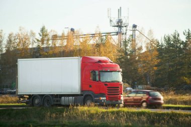 Kırsal yolda giden büyük bir nakliye aracı.