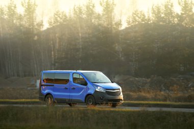 Doğal manzaralı bir nakliye aracı yolda.