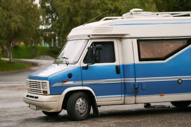 Açık hava macerasında klasik bir karavan.