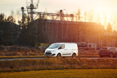 Şehir yolunda kurye kamyonu.