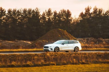 Beyaz gösterişli spor arabalı manzaralı bir yer.