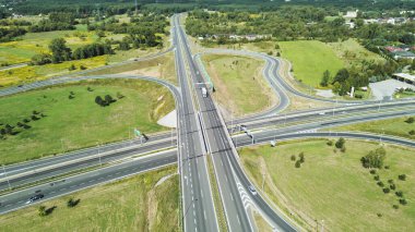 Orman manzarası boyunca havadan otoyol manzarası