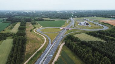 Karmaşık otoyol kavşağının ve kırsal kesimin havadan görünüşü