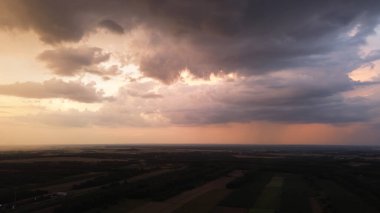 Yaz tarlalarında yoğun bulutlarla dramatik gün batımı