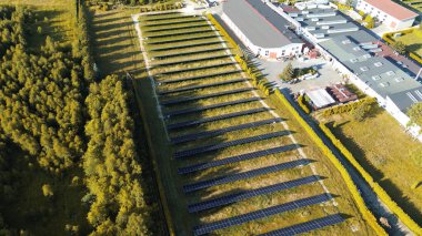 Akşam karanlığında yeşil enerji güneş paneli alanı