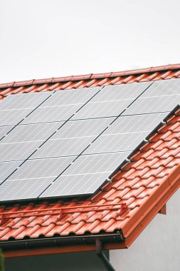 Güneş panelleri olan modern ev