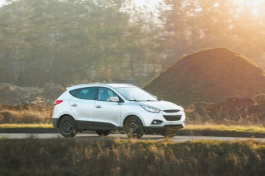 Manzaralı köy yolunda giden SUV.