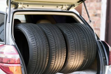 Kaliteli lastik lastiklerle dolu bir araba bagajı