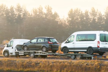 Nakliye servisi araçları açık otoyolda hareket ediyor