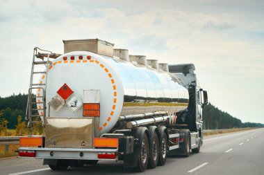 Otoyolda yanıcı LNG ve ham petrol taşıyan bir tanker.