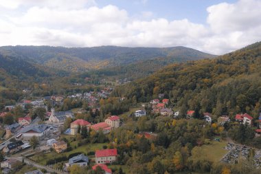 Tepe kırsalındaki evlerin havadan görünüşü