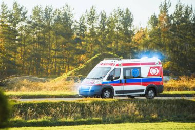 Doğal manzara kullanan acil müdahale minibüsü