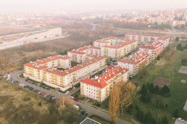 Yeşil bahçeli ve sokaklı apartman blokları