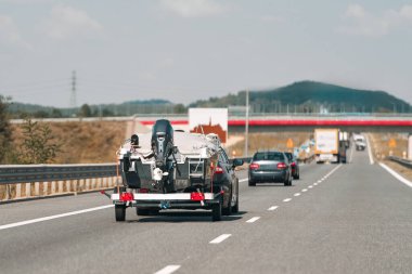 Trafikte karavanı olan bir araba.