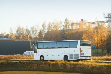 Temiz tasarımı olan beyaz bir koç.