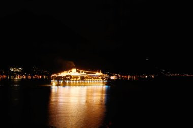 Büyük bir gemi gece okyanusta seyahat ediyor.