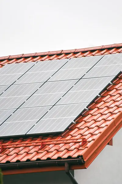 Güneş panelleri olan modern ev