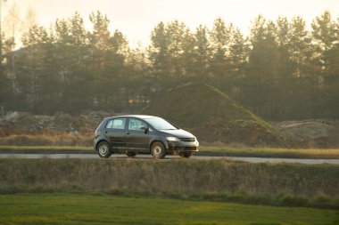 Kırsal yolda küçük bir hatchback sürücüsü