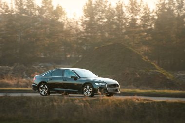 Kırsalda gezen bir spor araba.