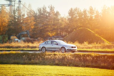 Şık sedan taşra yolu