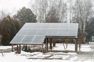 Karla kaplı panelleri olan yenilenebilir enerji sistemi