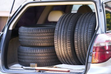 Tamirci taze yaz lastikleri taşıyor.