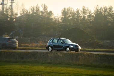 Sakin bir kır yolunda lüks bir araba sürüyordu.
