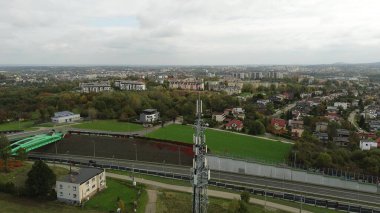 Kırsal görünümü olan hücresel ağ kulesi