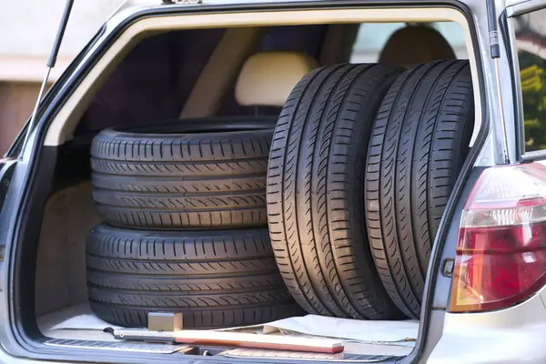 Tamirci taze yaz lastikleri taşıyor.