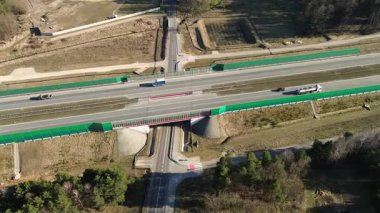 Yaya dostu tasarımı olan şehir caddesi kavşağı