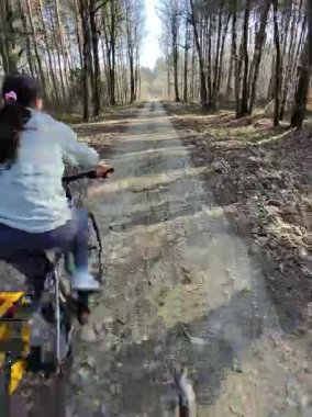 Çamurlu yolda bisiklet süren bir çift.