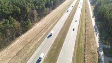 İHA görüşlü otoyol kavşağı şehir manzarasında