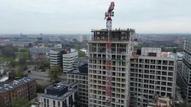 İnşaat vinci ile şehrin ufuk çizgisi gelişimi