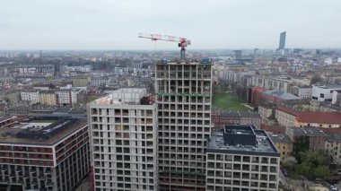 Kentsel bir gökdelende modern bir gökdelen için vinç kaldırma malzemeleri