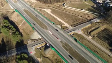 Arabalar doğada açık yolda ilerliyorlar.