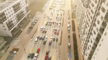 Açık otoparkı olan modern apartmanlar.