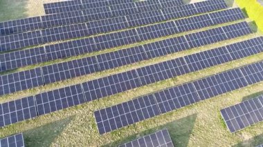 Güneş ışığını yakalayan güneş çiftliğinin hava görüntüsü