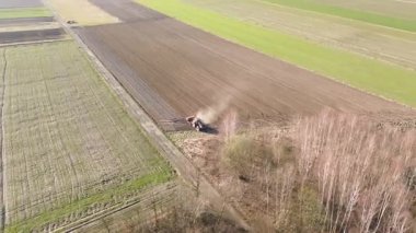 Tarım makineleri büyük tarım arazileri sürüyor.