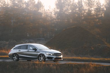 Huzurlu bir akşamda modern lüks araba