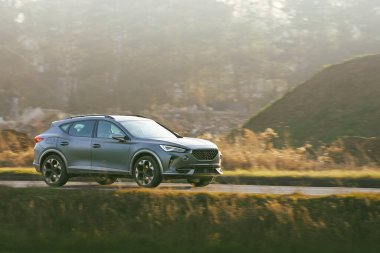 Huzurlu bir akşamda modern lüks araba