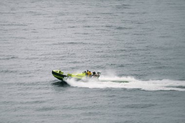 Sahil Güvenlik ekibi dalgalı denizlerde hızlı bir kurtarma görevinde.
