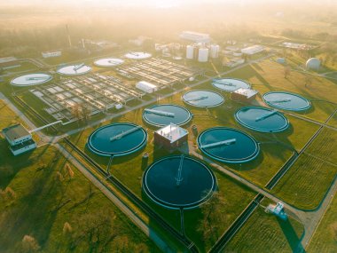 Dairesel tankları olan su arıtma tesisi