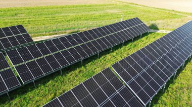 Alandaki geniş güneş panelleri yenilenebilir enerji üretiyor