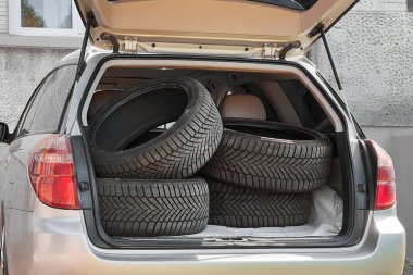 Araç bagajında dört araba lastiği var.